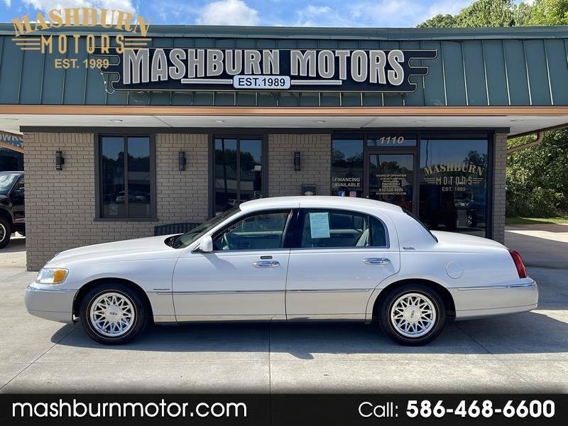 Used 1999 Lincoln Town Car Signature RWD image 1