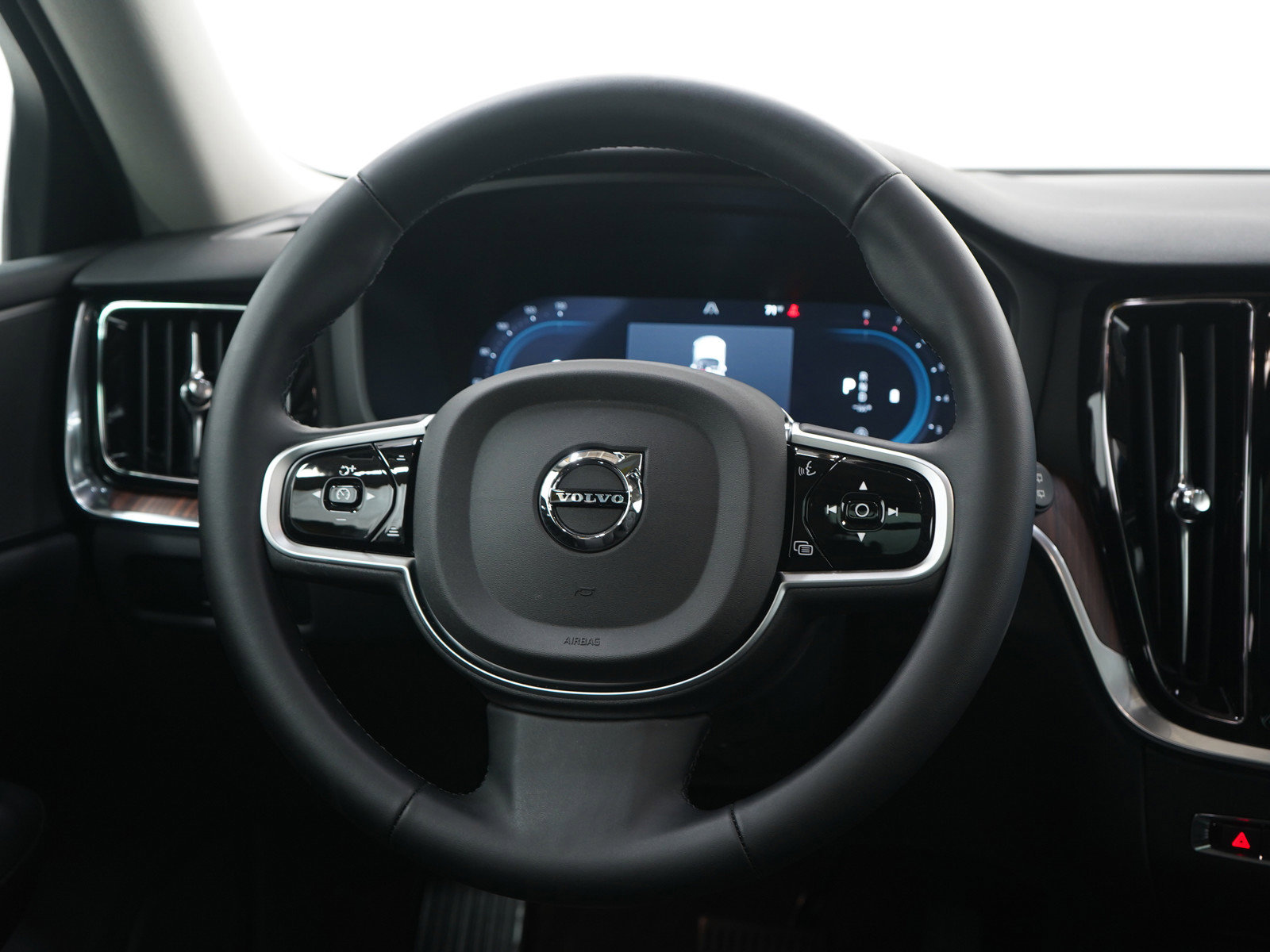 Used 2025 Volvo V60 B5 Cross Country Plus image 17