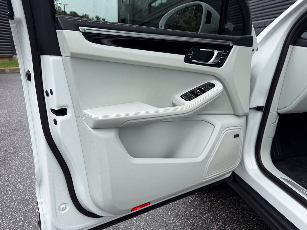 Certified 2023 Porsche Macan S AWD/4WD image 18