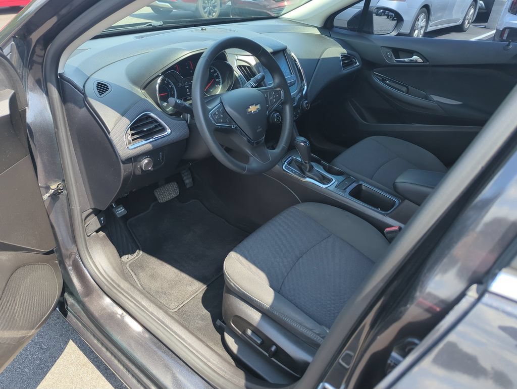 Used 2017 Chevrolet Cruze LT w/ Convenience Package FWD image 11