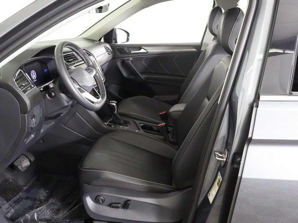Used 2022 Volkswagen Tiguan SE w/ Panoramic Sunroof Package image 29