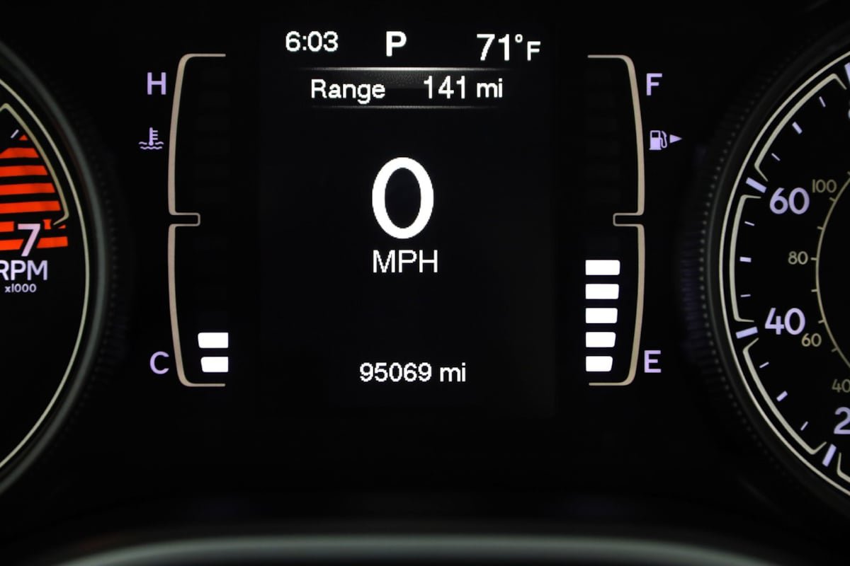 Used 2018 Jeep Cherokee Latitude Plus w/ Cold Weather Group FWD image 34