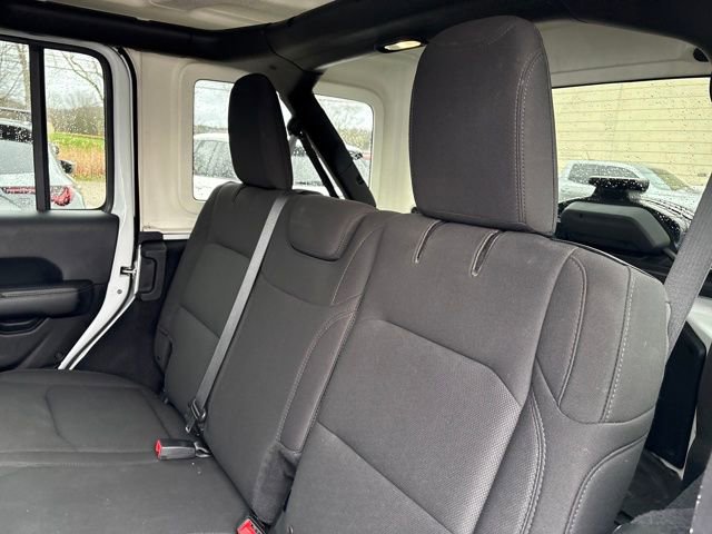 Used 2018 Jeep Wrangler Unlimited Sahara AWD/4WD image 21