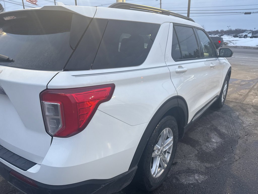 Used 2022 Ford Explorer XLT w/ Equipment Group 202A image 4