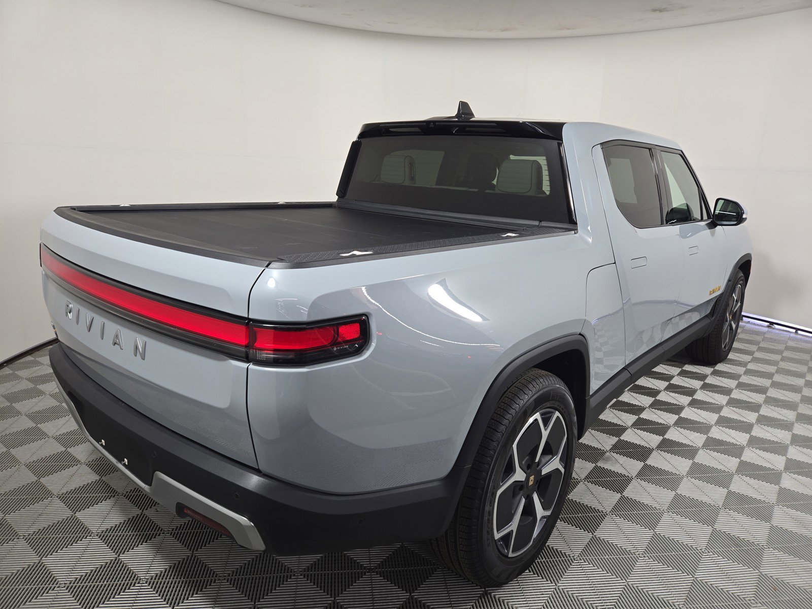 Used 2022 Rivian R1T Adventure image 5