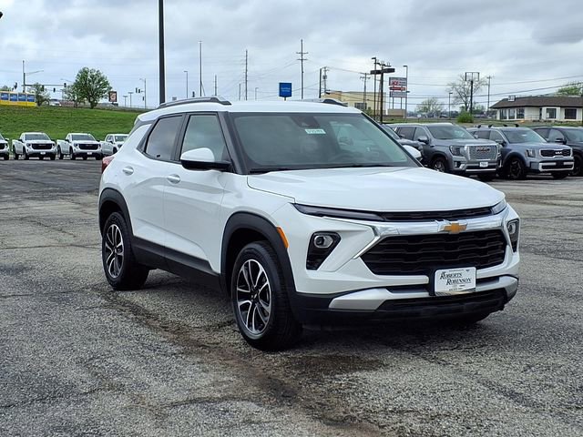 Used 2025 Chevrolet TrailBlazer LT AWD/4WD image 2