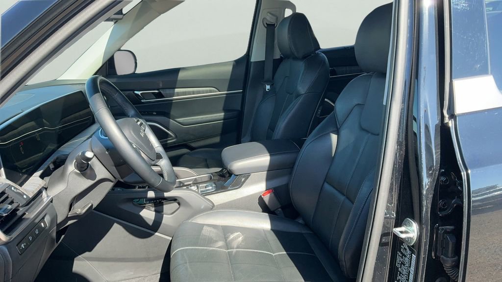 Used 2024 Kia Telluride EX w/ EX Captain's Chair Package image 18