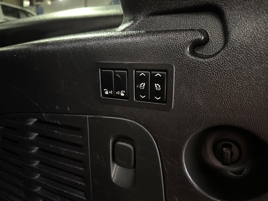 Used 2015 Chevrolet Suburban LTZ image 8