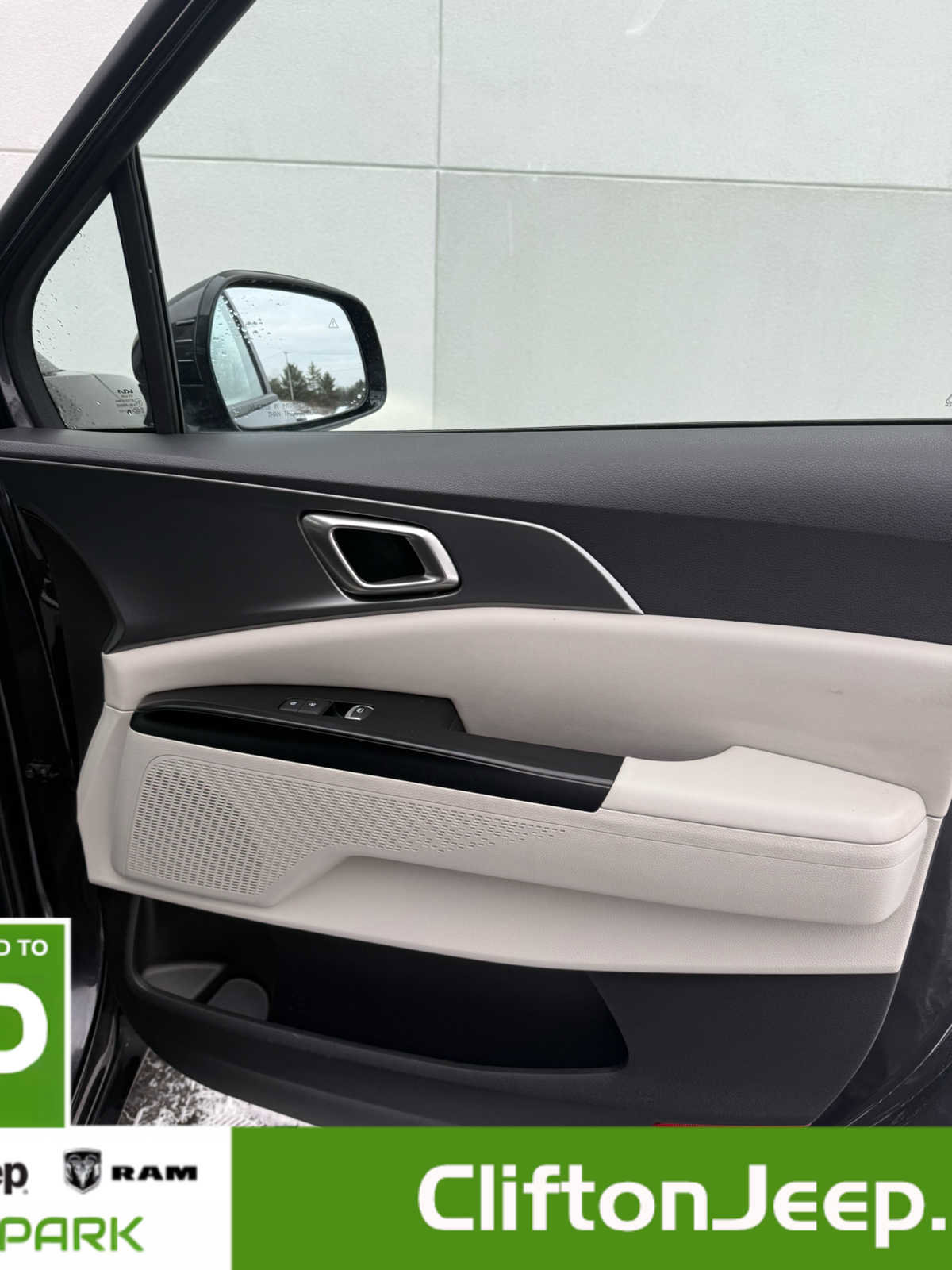 Used 2024 Kia Carnival LX image 12