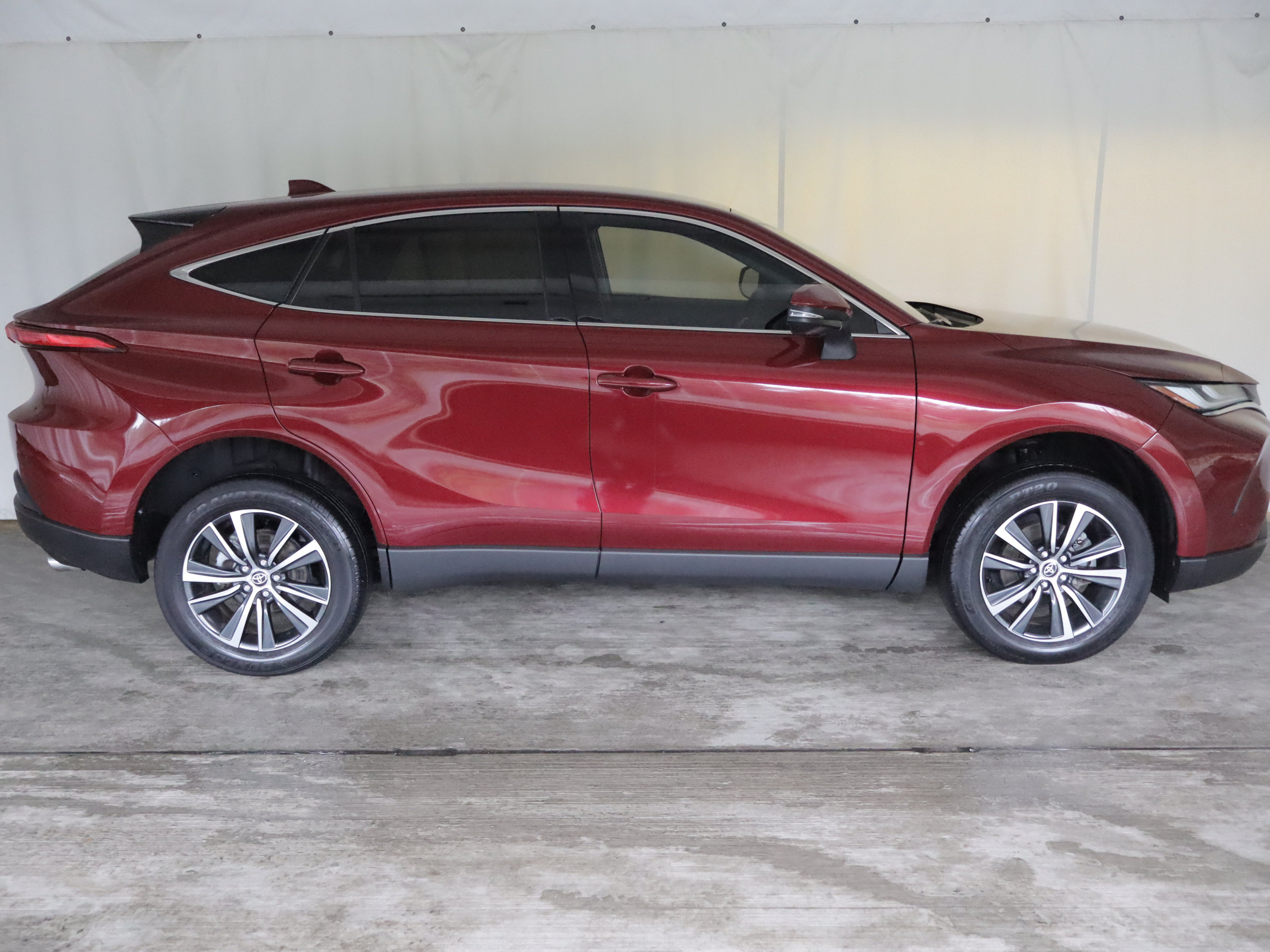 Used 2023 Toyota Venza LE AWD/4WD image 4