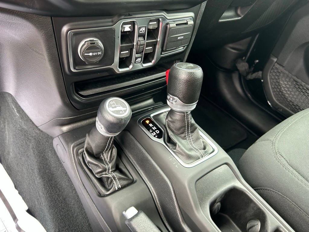 Used 2022 Jeep Wrangler Unlimited Sahara AWD/4WD image 26