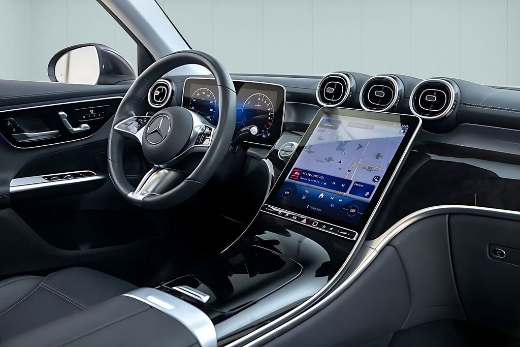 Used 2025 Mercedes-Benz GLC 350e 4MATIC w/ Driver Assistance Package image 27