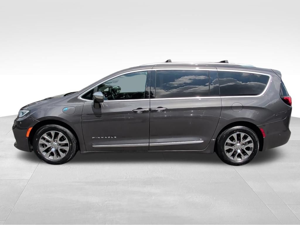 Used 2021 Chrysler Pacifica Pinnacle FWD image 2