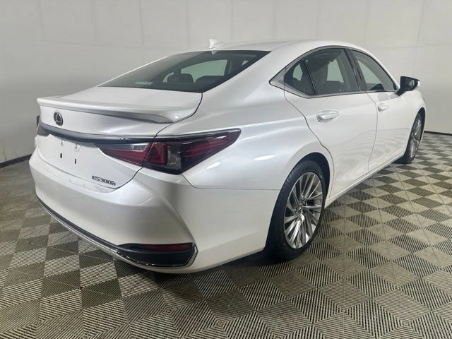 Used 2023 Lexus ES 300h Ultra Luxury FWD image 9