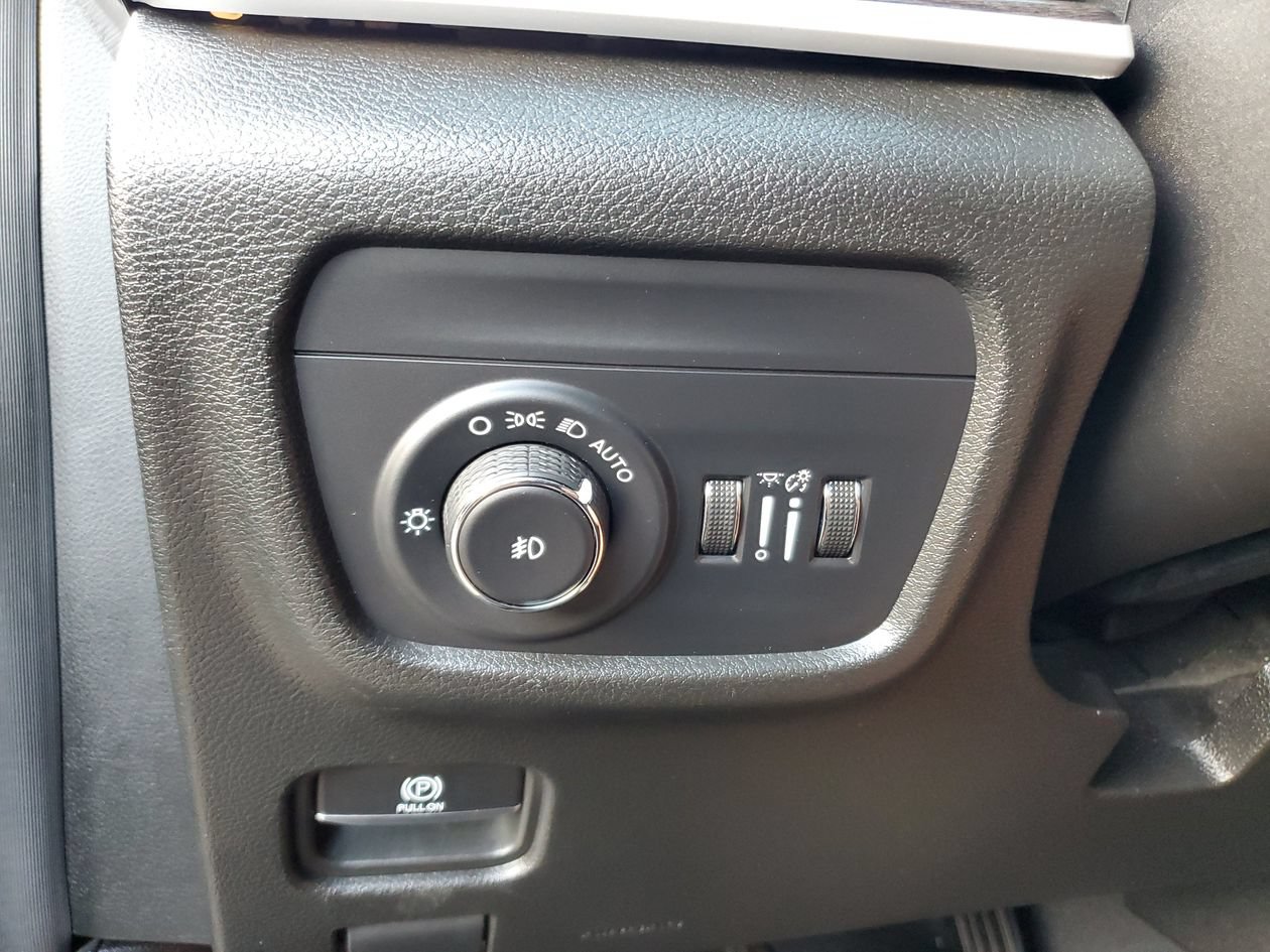 Used 2024 Jeep Grand Cherokee Limited RWD image 28