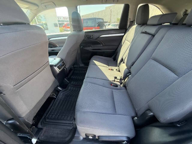Used 2016 Toyota Highlander LE FWD image 16