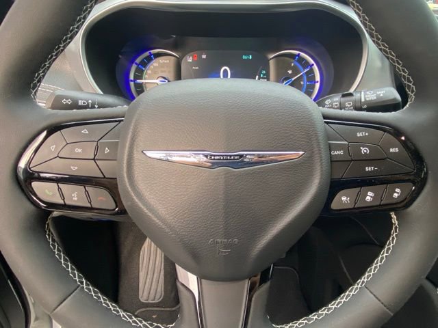 Used 2025 Chrysler Pacifica Premium image 18