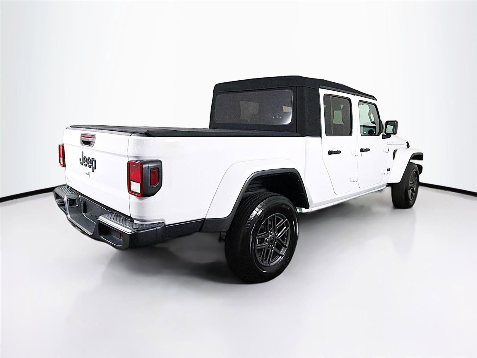 Used 2024 Jeep Gladiator Sport AWD/4WD image 7