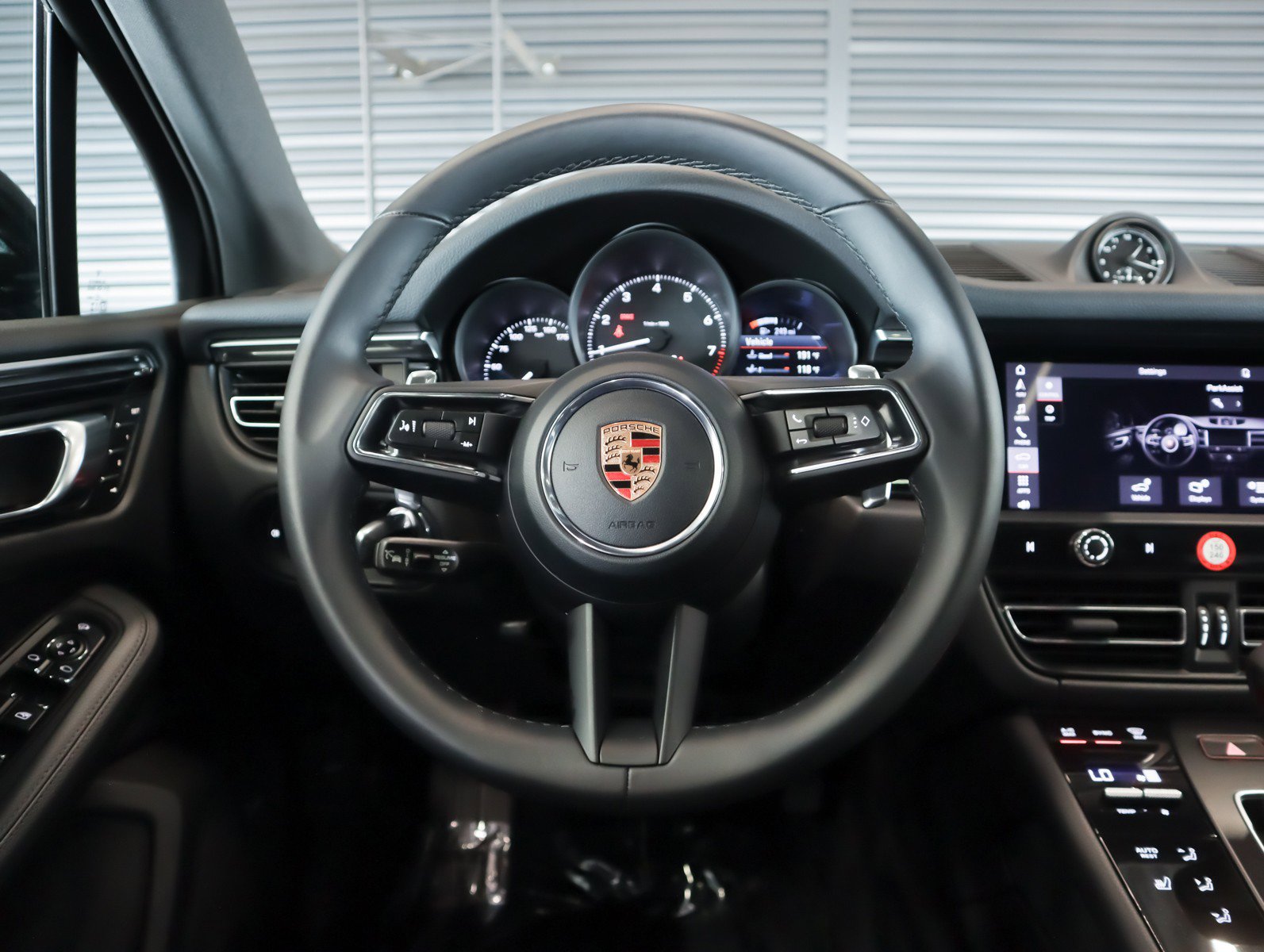 Certified 2026 Porsche Macan image 13