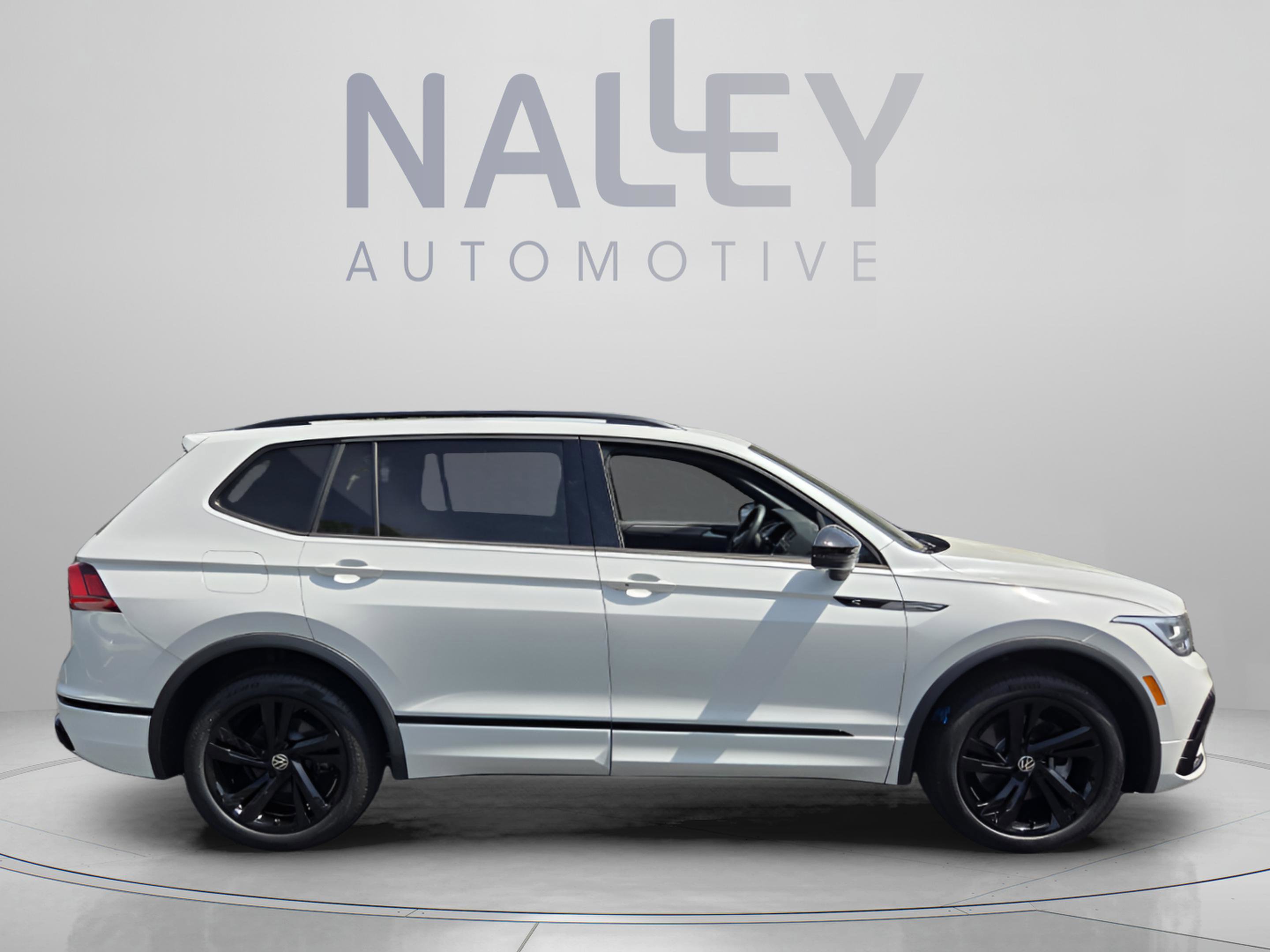 Used 2024 Volkswagen Tiguan SE R-Line FWD image 6