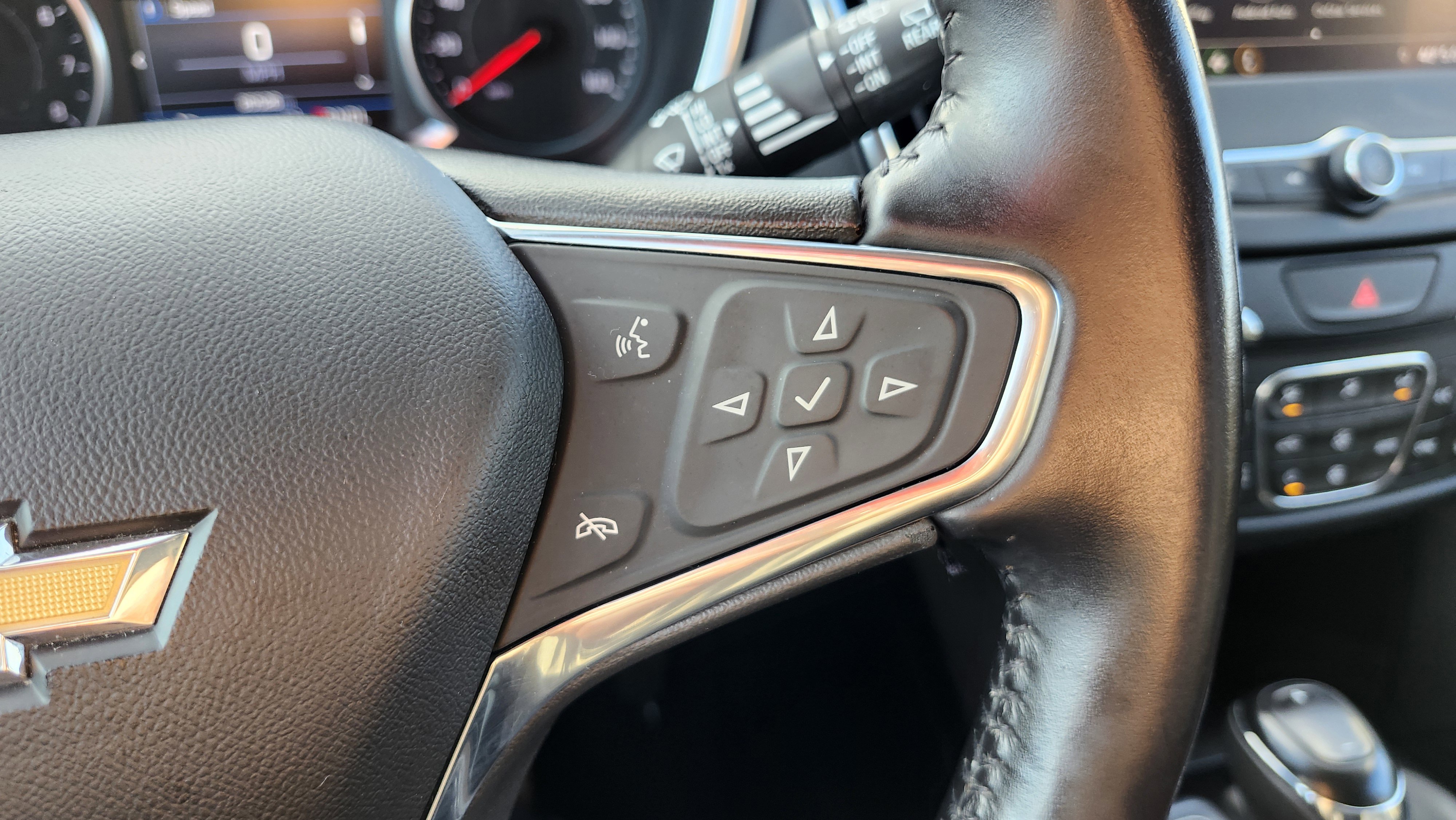 Used 2020 Chevrolet Equinox LT w/ Midnight Edition image 36