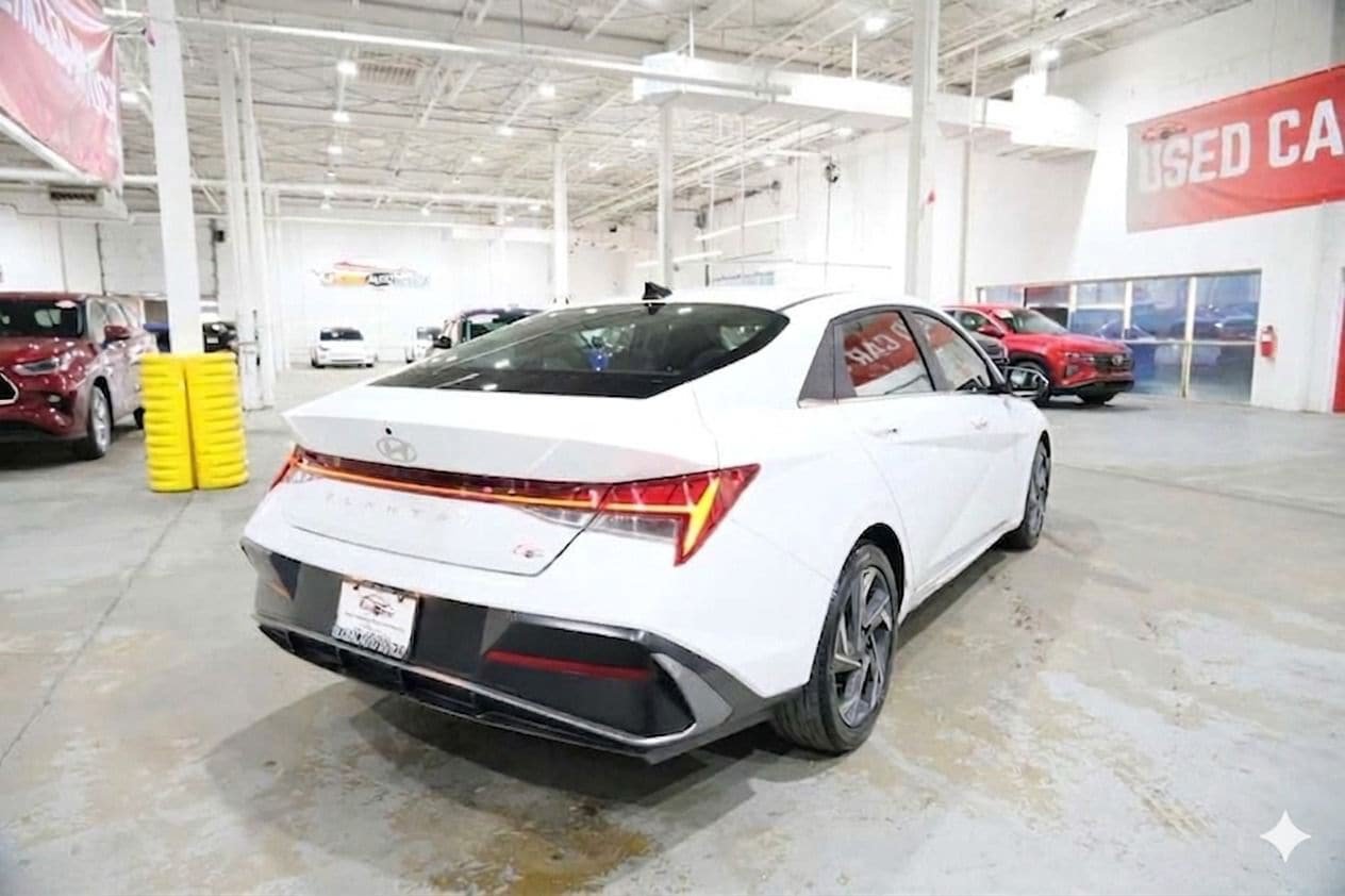 Used 2025 Hyundai Elantra SEL FWD image 11
