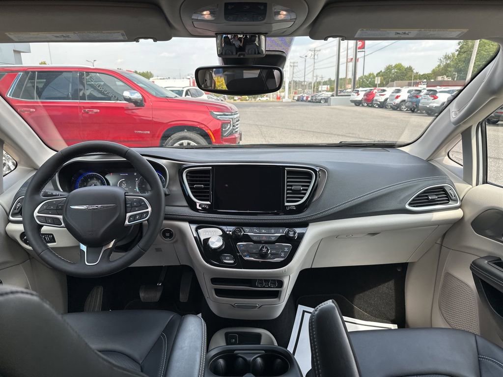 Used 2024 Chrysler Pacifica Touring-L video 2