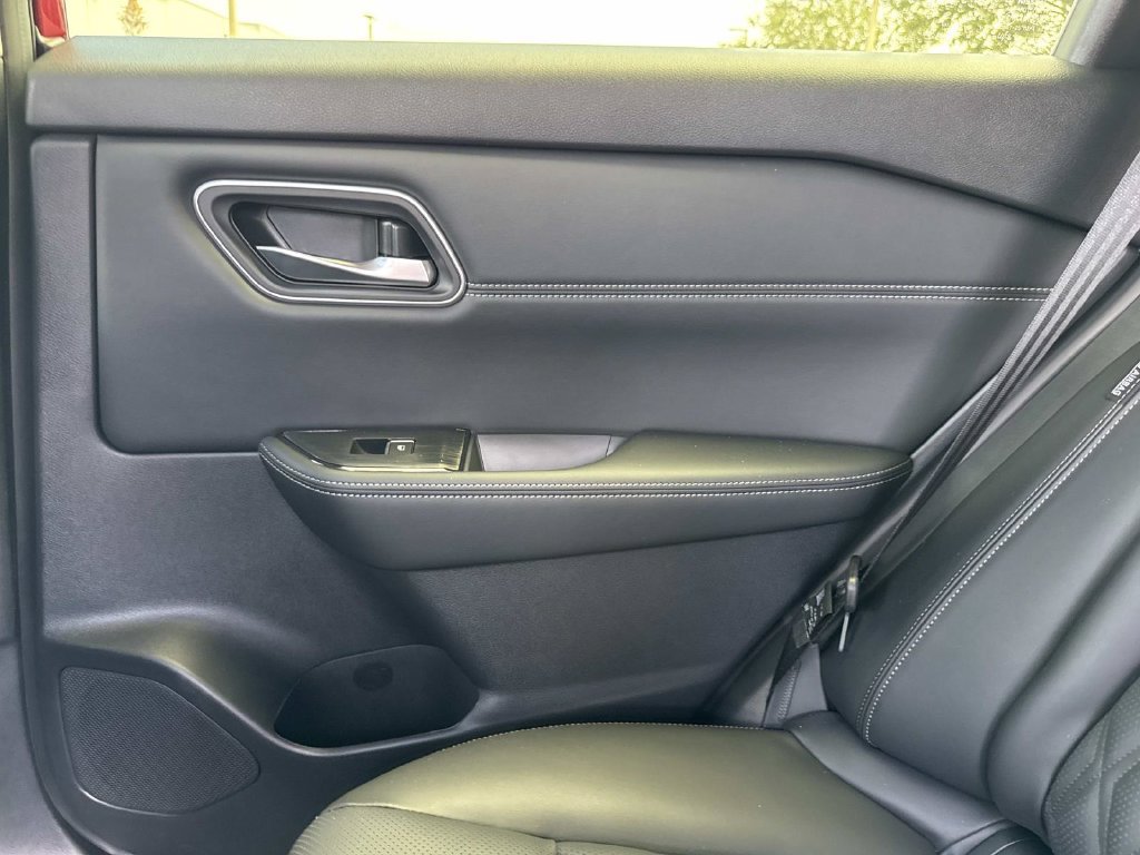 Used 2024 Nissan Rogue Platinum FWD image 17