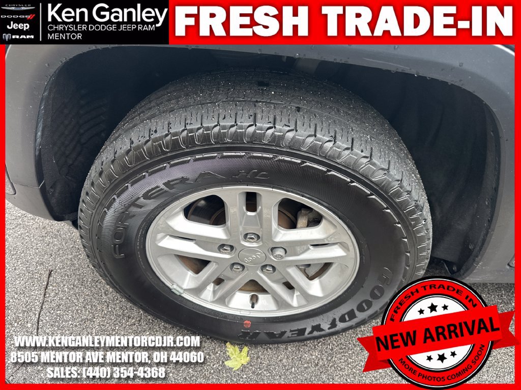 Used 2023 Jeep Grand Cherokee Laredo AWD/4WD image 5