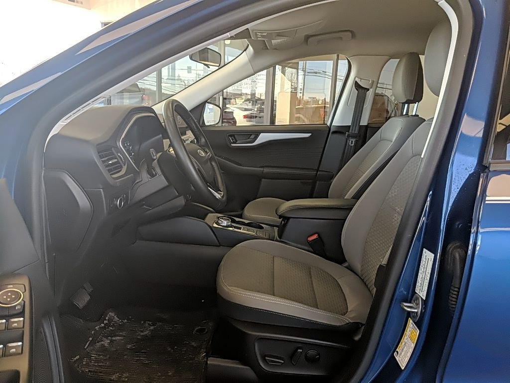 Used 2022 Ford Escape SE w/ SE Sport Appearance Package image 13