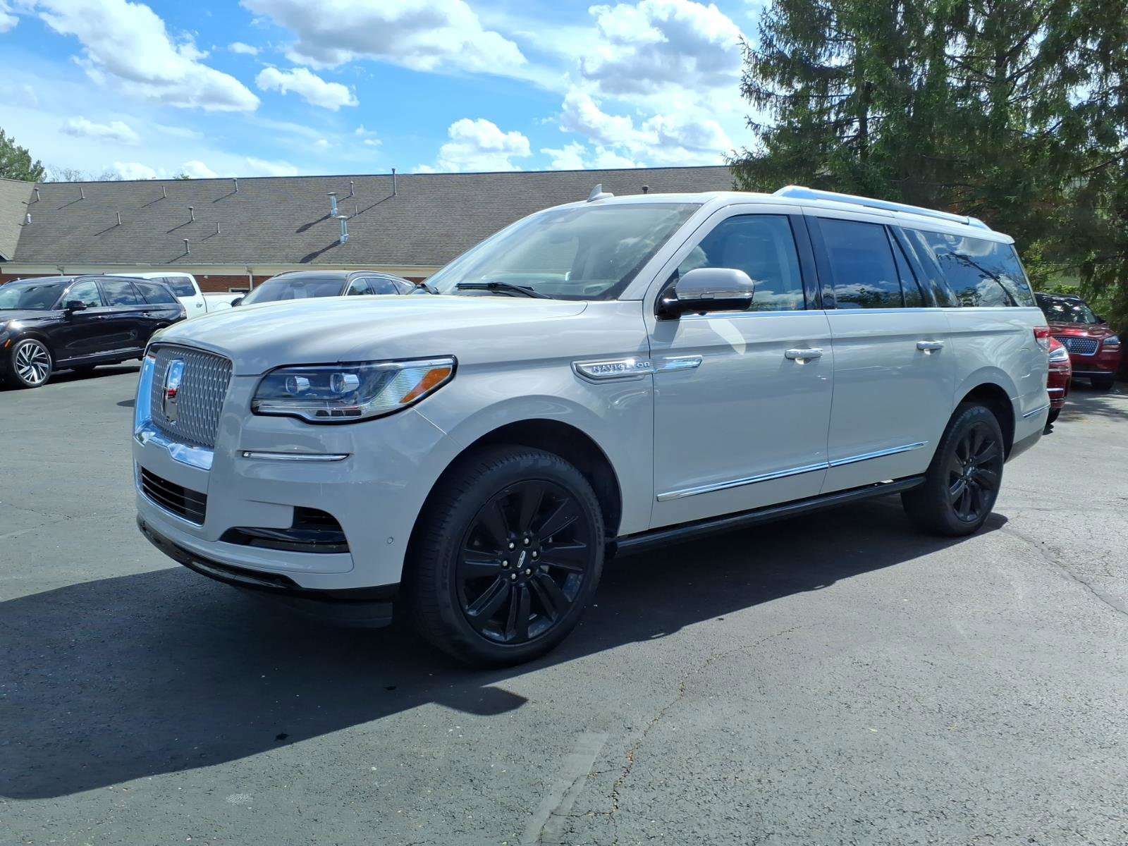 Used 2024 Lincoln Navigator L Reserve AWD/4WD image 3