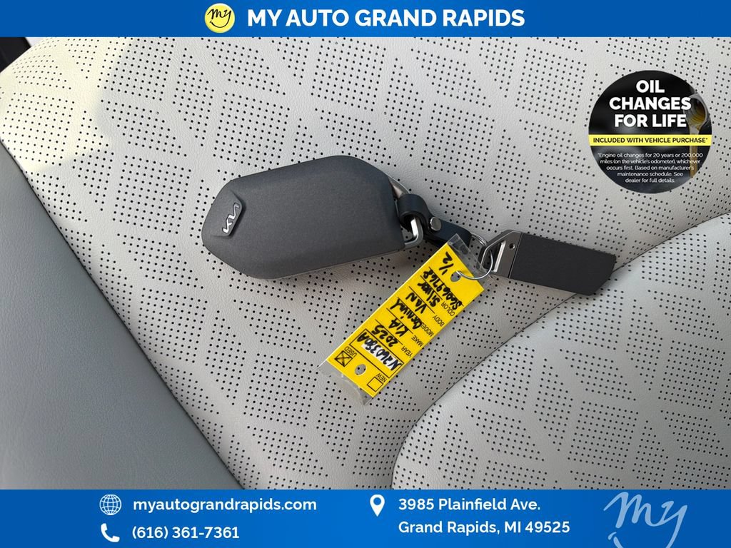 Used 2025 Kia Carnival EX FWD image 35