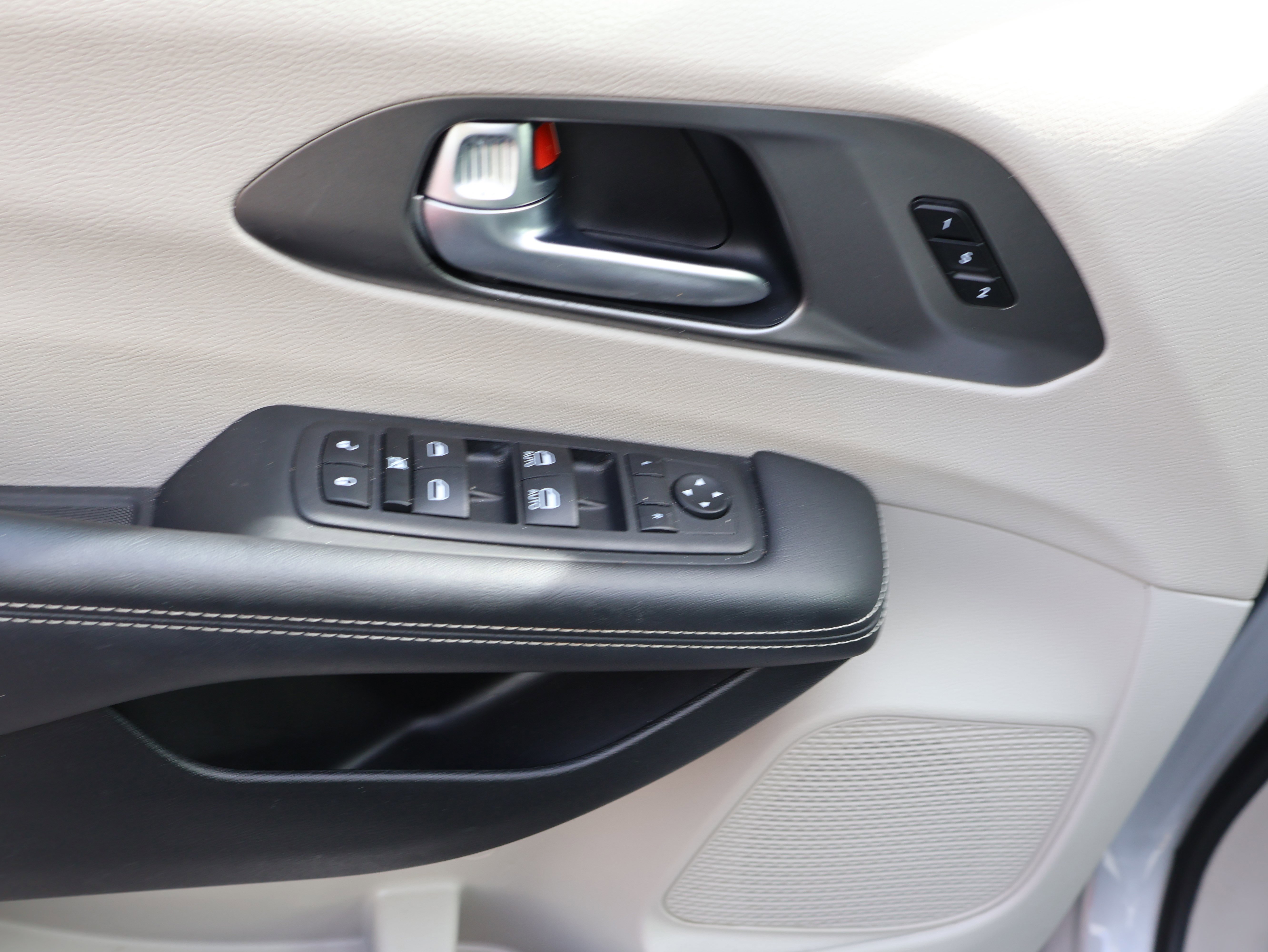 Used 2023 Chrysler Pacifica Touring-L image 21