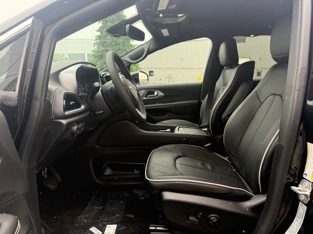 New 2026 Chrysler Pacifica Limited image 7