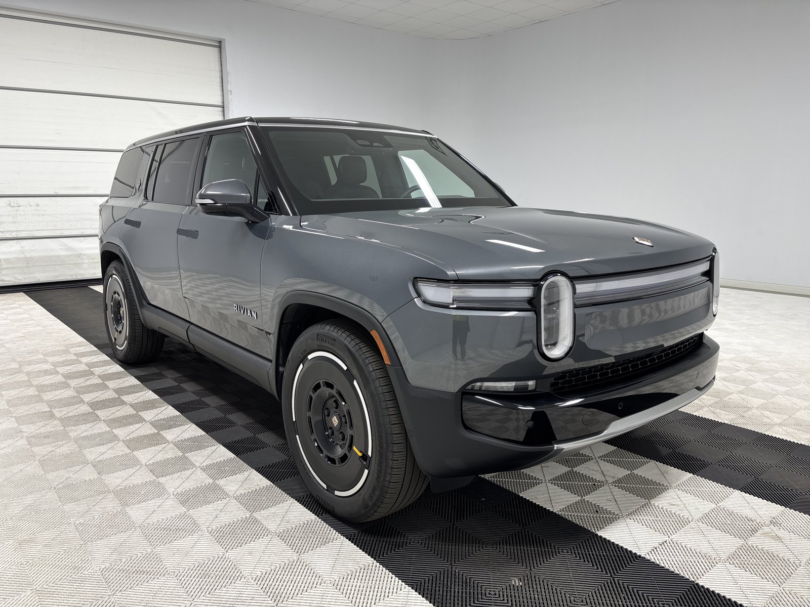 Used 2025 Rivian R1S Adventure AWD/4WD image 7