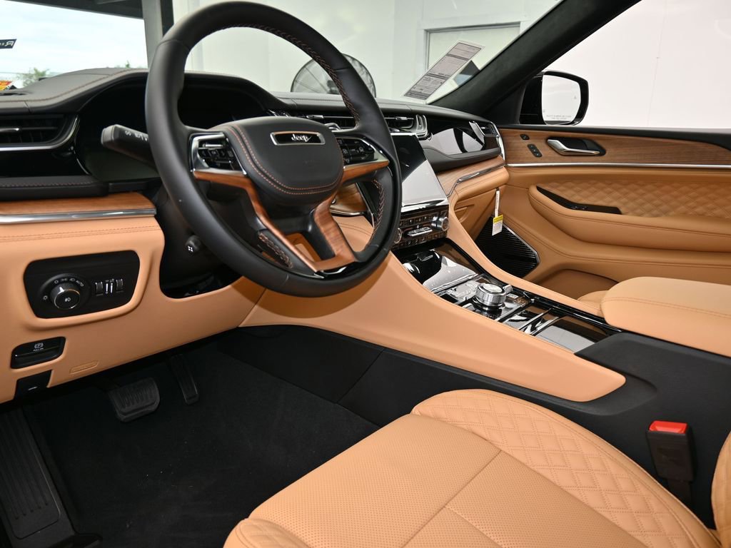 New 2025 Jeep Grand Cherokee Summit image 13
