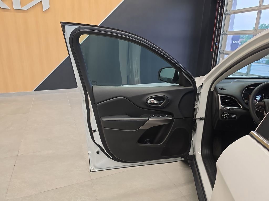 Used 2020 Jeep Cherokee Latitude Plus FWD image 14