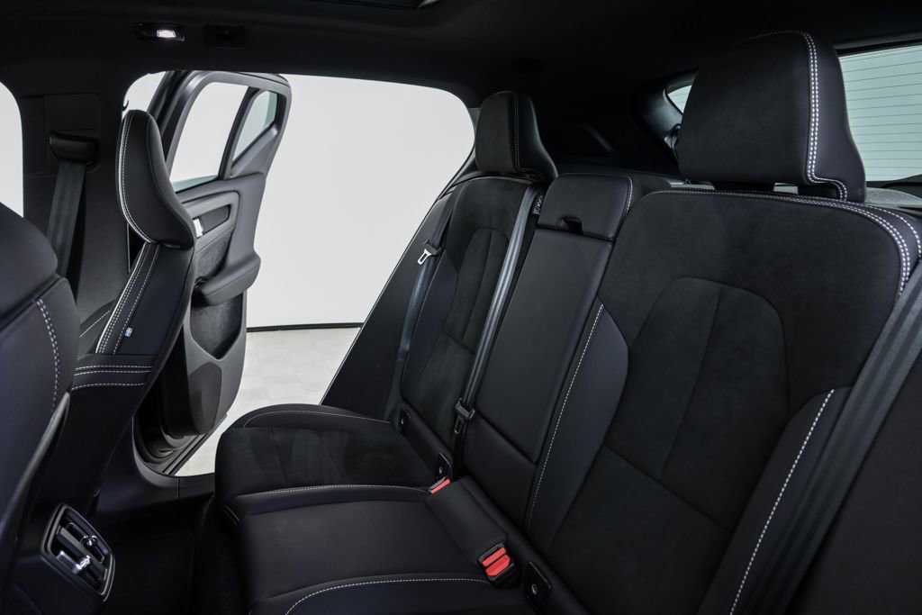 Certified 2025 Volvo XC40 B5 Plus image 22