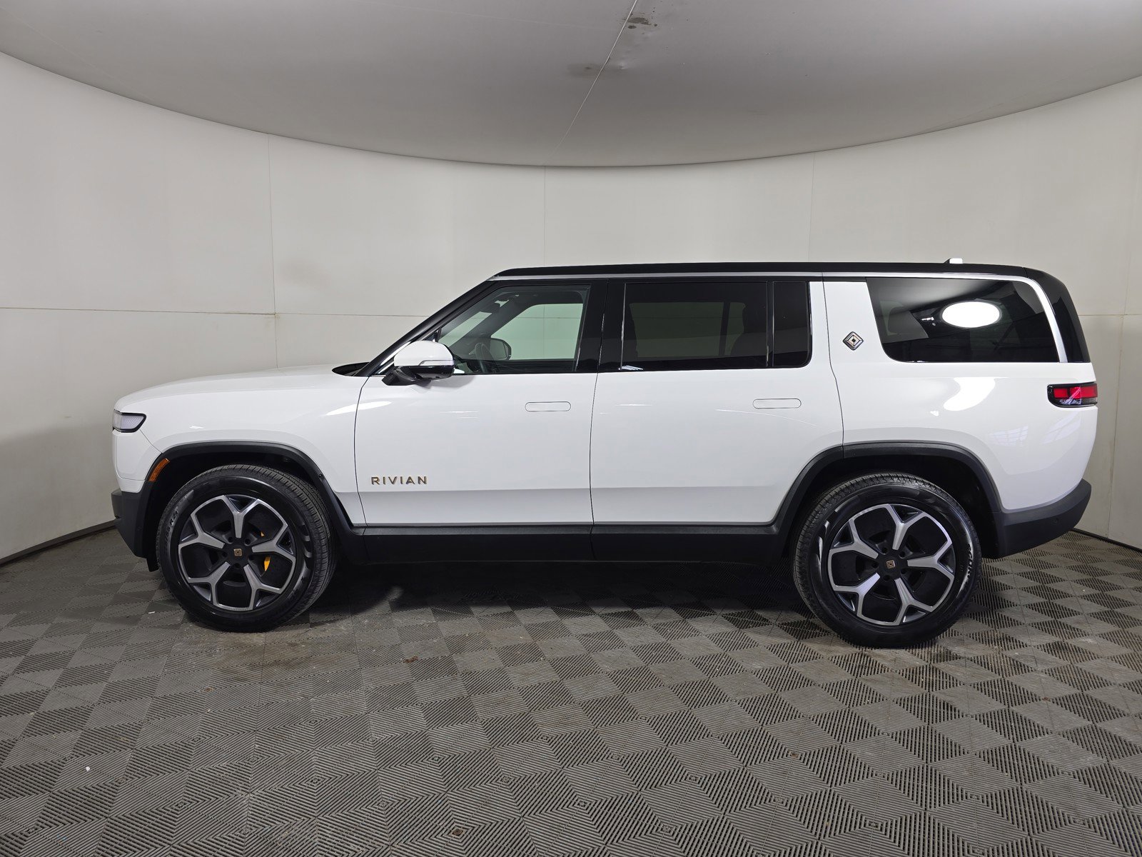 Used 2024 Rivian R1S Adventure AWD/4WD image 2