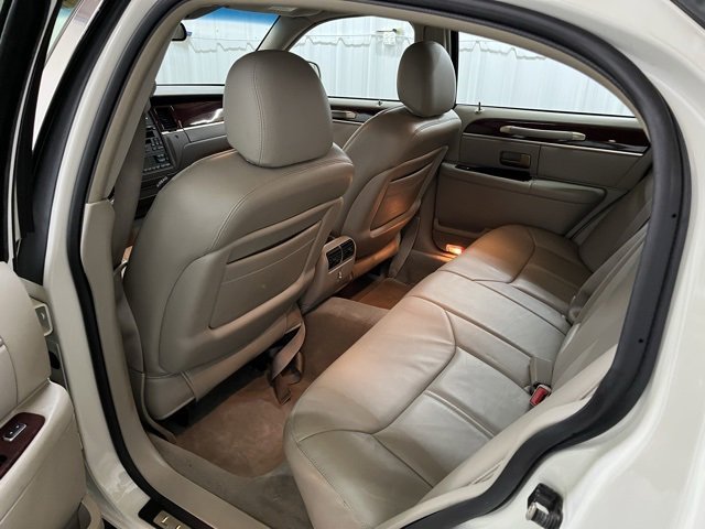 Used 2005 Lincoln Town Car Signature Limited image 18