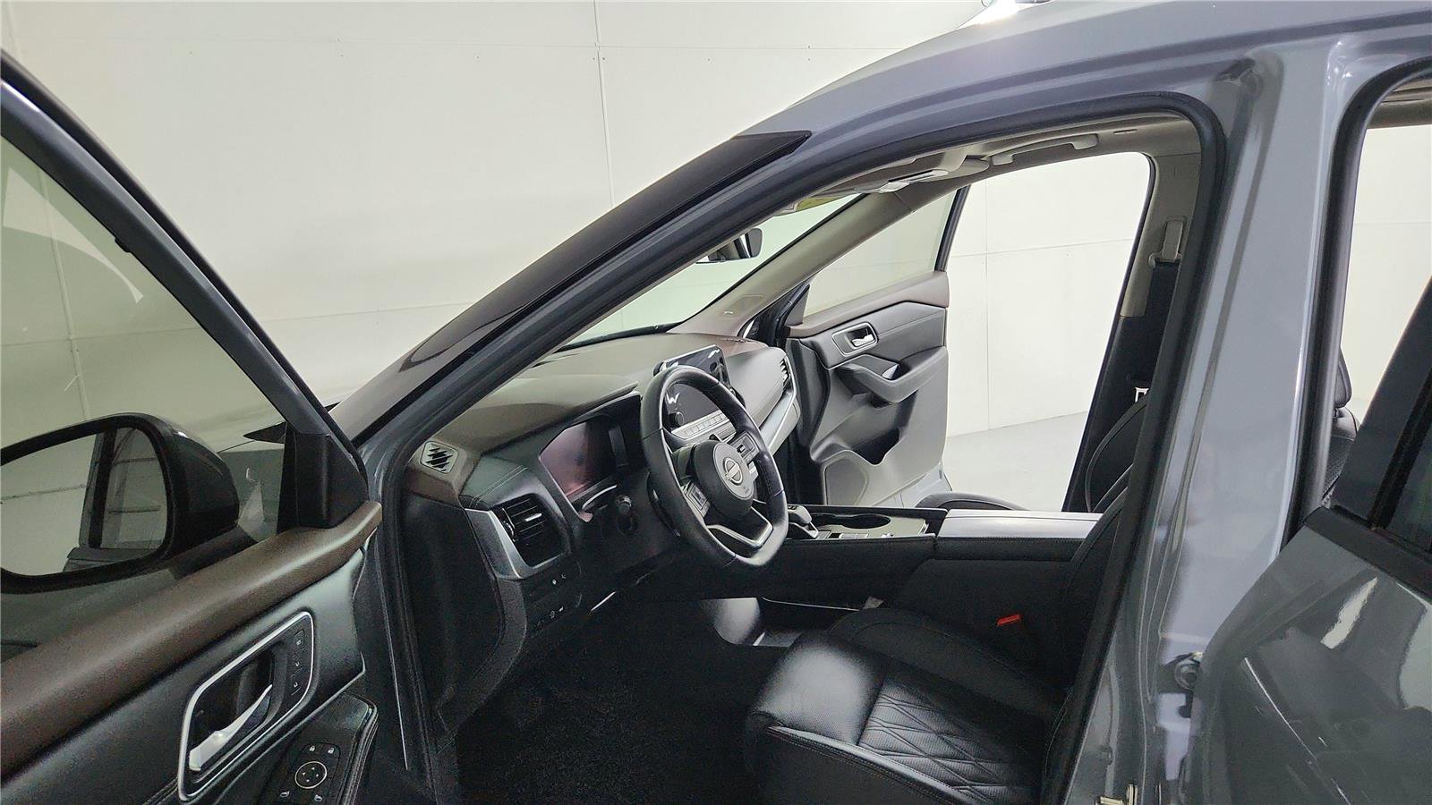 Used 2023 Nissan Rogue Platinum w/ Platinum Premium Package FWD image 9