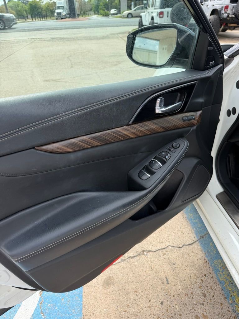 Used 2017 Nissan Maxima Platinum image 11