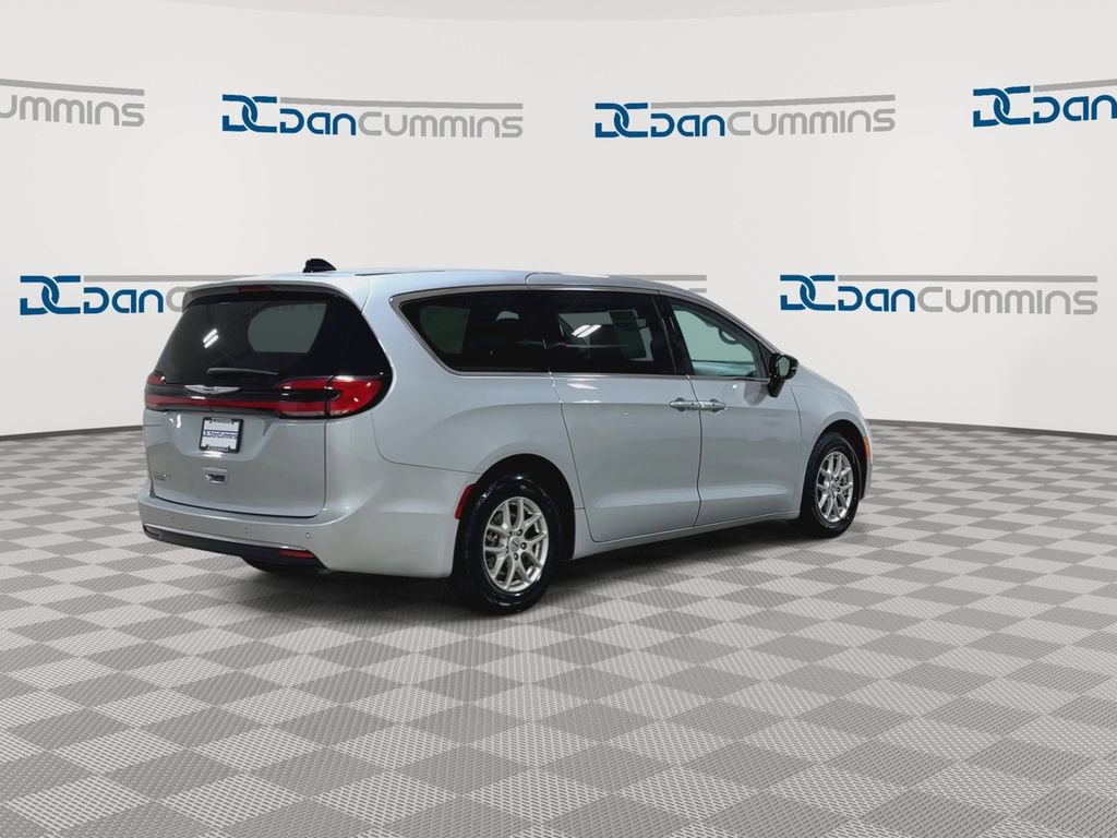 Used 2024 Chrysler Pacifica Touring-L image 9