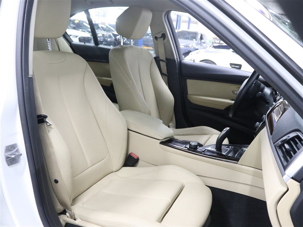 Used 2018 BMW 320i xDrive Sedan AWD/4WD image 19