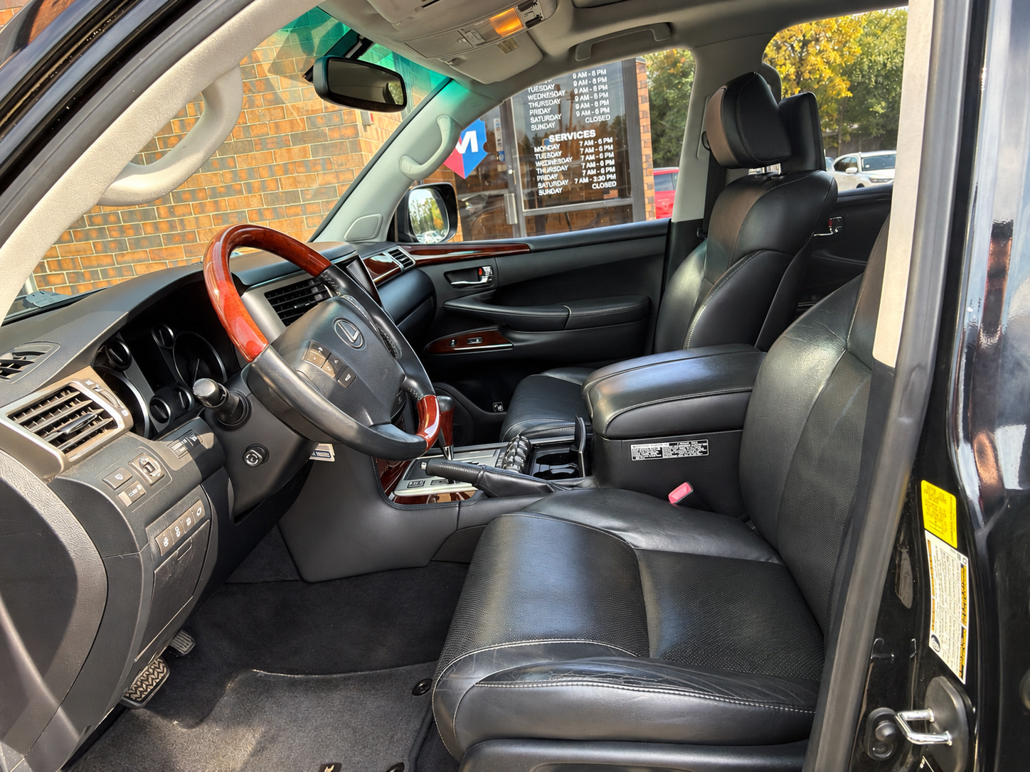 Used 2013 Lexus LX 570 4WD w/ Luxury Pkg image 10