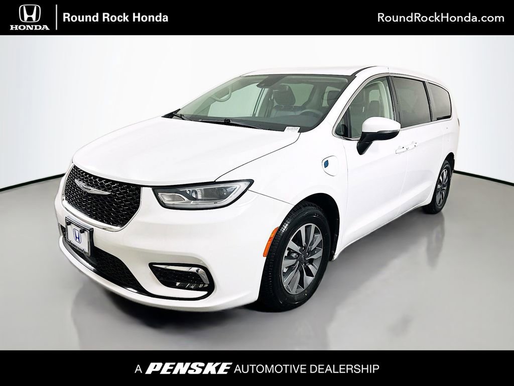Used 2023 Chrysler Pacifica Touring-L image 1