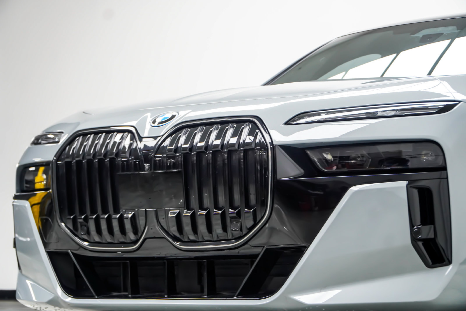 Used 2024 BMW i7 eDrive50 w/ M Sport Package RWD image 2