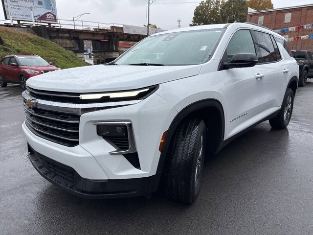 Used 2025 Chevrolet Traverse LT image 5