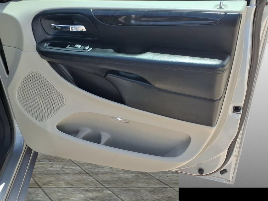 Used 2018 Dodge Grand Caravan SE w/ UConnect Hands-Free Group FWD image 11