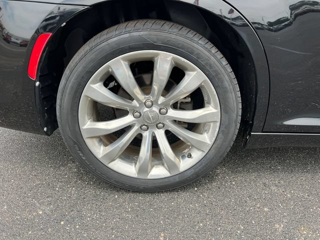 Used 2018 Chrysler 300 Touring w/ Chrome Appearance Package RWD image 10